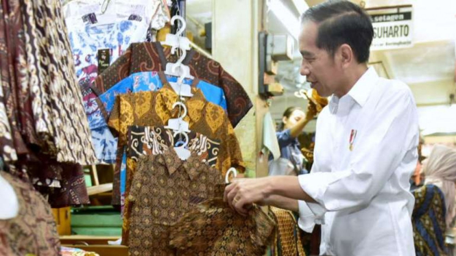 Presiden Jokowi dan keluarga mengunjungi Pasar Beringharjo, Kota Yogyakarta, Sabtu 8 Juni 2019.