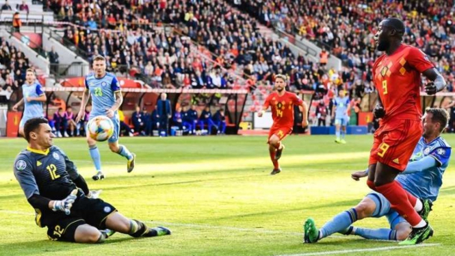 Striker Timnas Belgia, Romelu Lukaku (kanan), mencetak gol ke gawang Kazakhstan