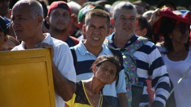 Krisis Venezuela: Perbatasan dengan Kolombia dibuka kembali, puluhan ribu orang menyeberang.-Reuters