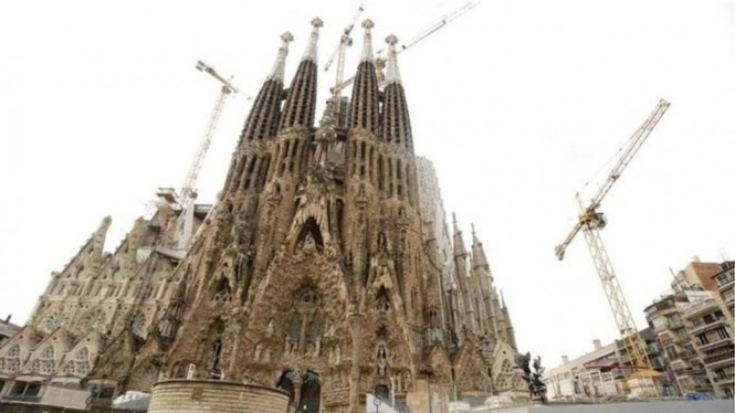 La Sagrada Familia diberikan izin tujuh tahun untuk pembangunan.-AFP