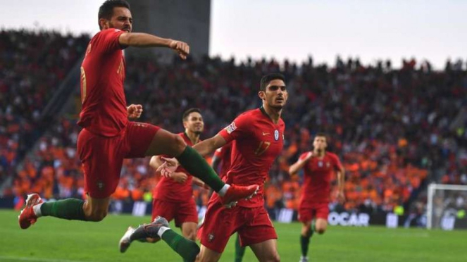 Para pemain Timnas Portugal merayakan gol Goncalo Guedes (kedua dari kiri)