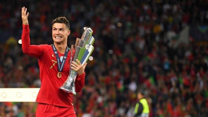 Kapten Timnas Portugal, Cristiano Ronaldo, menegang trofi UEFA Nations League