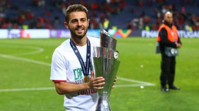 Pemain Timnas Portugal, Bernardo Silva, memegang trofi UEFA Nations League