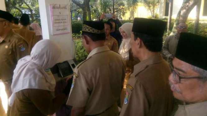PNS di Pemkab Tangerang tengah absen dengan mesin finger print.