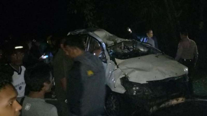 Mobil terjun masuk jurang di Kabupaten Agam, Sumatera Barat.