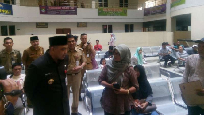 Bupati Tangerang Ahmed Zaki Iskandar saat sidak pelayanan di Dinas Dukcapil.