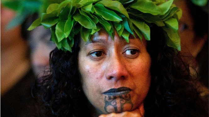 Seorang perempuan dari suku Maori di Selandia Baru dengan tato wajah atau dikenal dengan sebutan moko kauae. - AFP/Getty Images