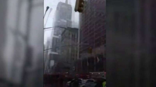 Helikopter jatuh di salah satu gedung pencakar langit di New York, AS