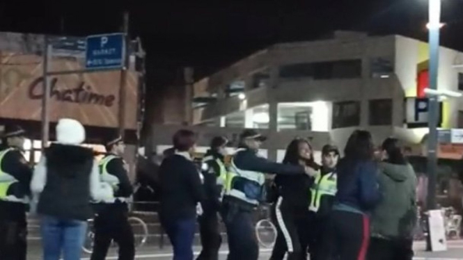 Petugas keamanan menangkap remaja perempuan di Stasiun Footscray, Senin 10 Mei 2019. (video dari Titis Pratiwi, Facebook)