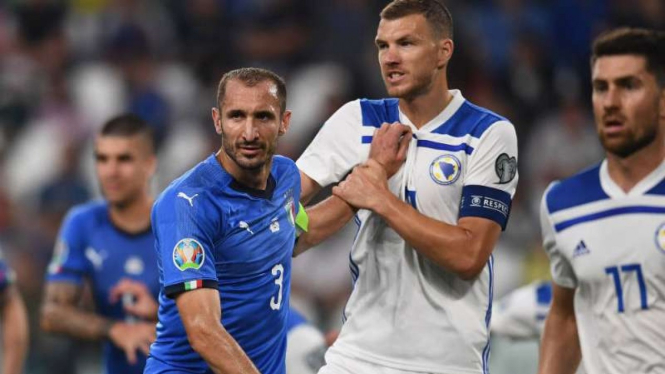 Striker Bosnia-Herzegovina, Edin Dzeko (tengah).