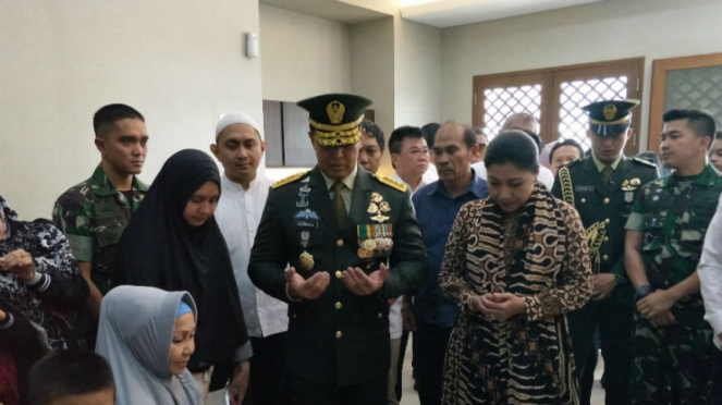 Kepala Staf Angkatan Darat Jenderal TNI Andika Perkasa melayat  George Toisutta
