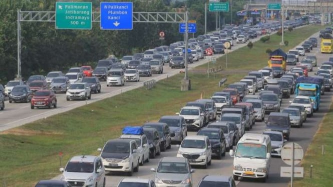 Sistem satu arah di tol Cipali pada arus balik dari libur Lebaran 2019