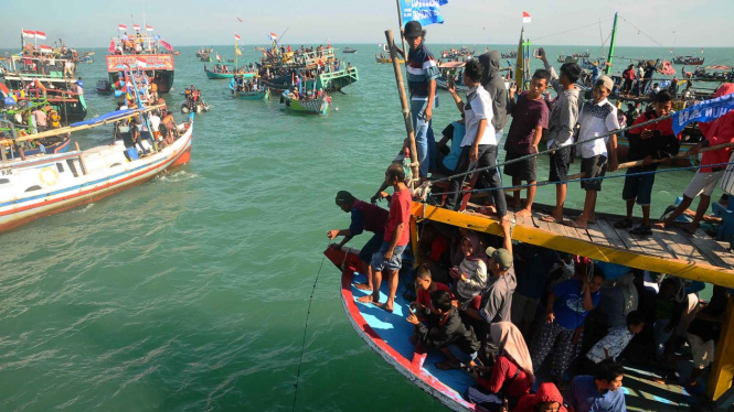 Pesta Lomban Di Pantai Kartini Jepara