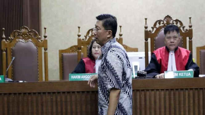 Presiden Direktur PT Grand Kartech, Kenneth Sutardja (tengah) menjalani sidang