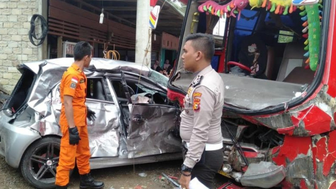 Kecelakaan Brio vs minibus di Riau