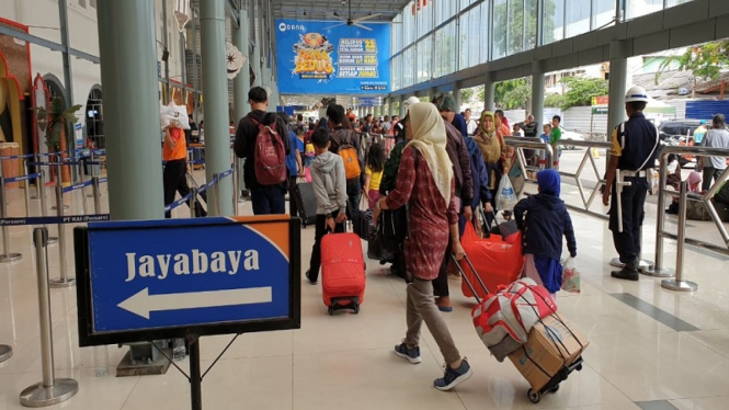 Arus balik lebaran H+7 di Stasiun Pasar Senen, Jakarta