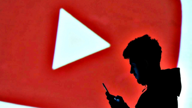 Belajar Online Trading dari YouTube, Pria 19 Tahun Ini Bergelimang Harta. (FOTO: Dado Ruvic)