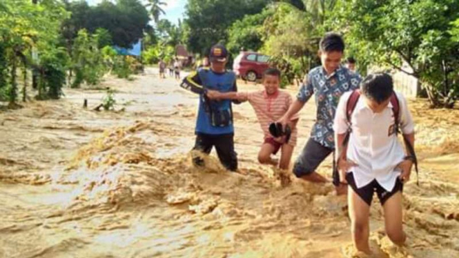  Sudah sepekan ini banjir merendam lima kecamatan di Kabupaten Luwu, Sulsel.