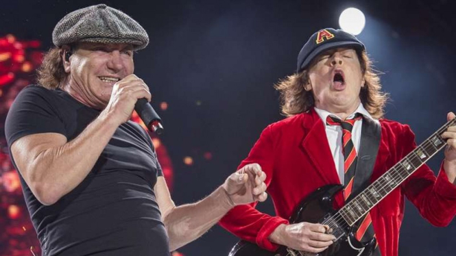 Dua personel band AC/DC, Brian Johnson (kiri) dan Angus Young (kanan)