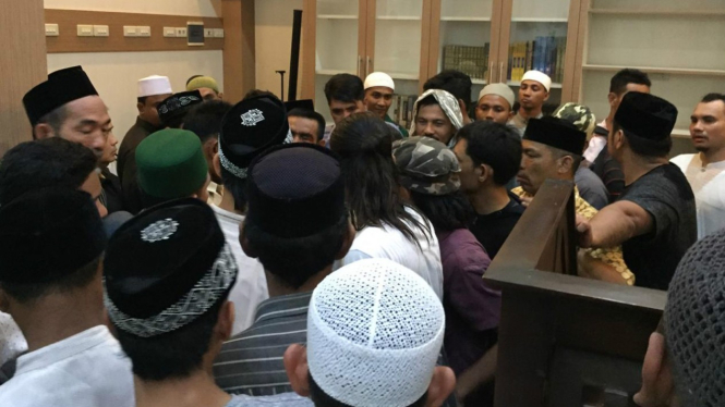 Warga membubarkan pengajian yang diisi Ustaz Firanda di Masjid Al Fitrah, Aceh