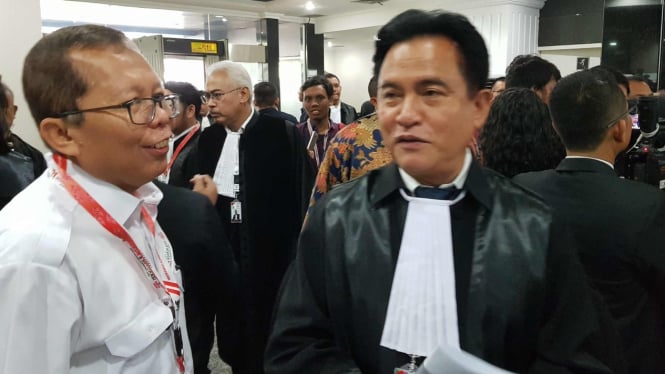 Ketua Tim Hukum Jokowi-Ma'ruf Amin, Yusril Ihza Mahendra (kanan)