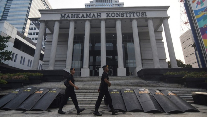 Personel Brimob melakukan pengamanan di sekitar Gedung Mahkamah Konstitusi, Jakarta, menjelang sidang Perselisihan Hasil Pemilihan Umum (PHPU), Jumat (14/6). - Antara/Indrianto Eko Suwarso