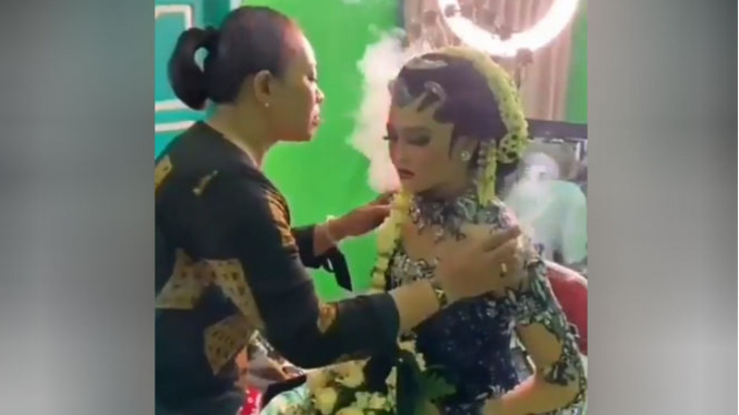 Pengantin disembur asap rokok.