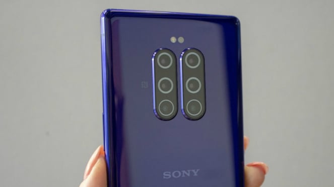 Ilustrasi ponsel Sony dengan enam kamera