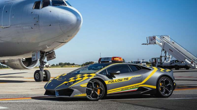 Lamborghini Huracan untuk memandu pesawat terbang