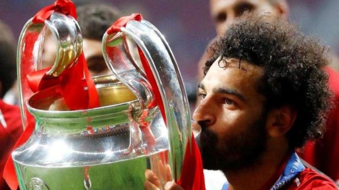 Winger Liverpool, Mohamed Salah, mencium trofi Liga Champions