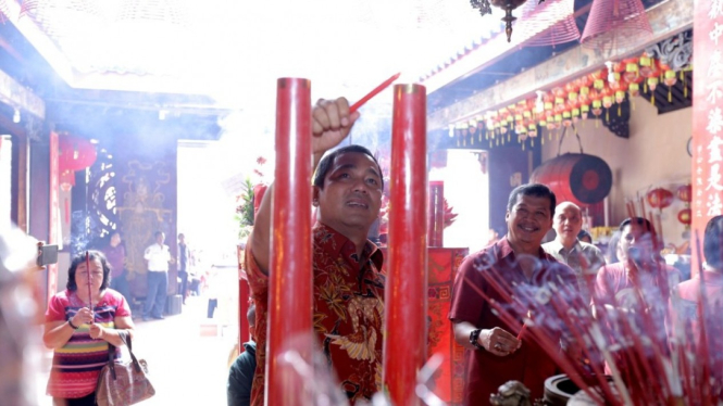 Wali Kota Semarang Hendrar Prihadi Mengunjungi Klenteng Tay Kak Sie.