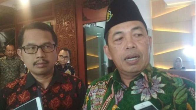  Kepala Kejati Jatim, Sunarta (kanan)