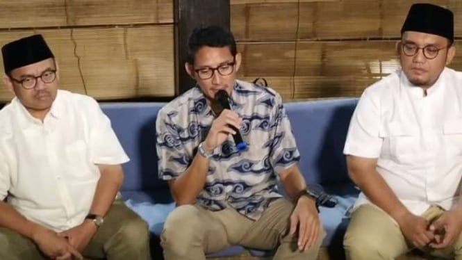 Calon wakil presiden Sandiaga Uno (tengah) dalam konferensi pers di kediamannya, Kebayoran Baru, Jakarta Selatan, Jumat malam, 14 Juni 2019.