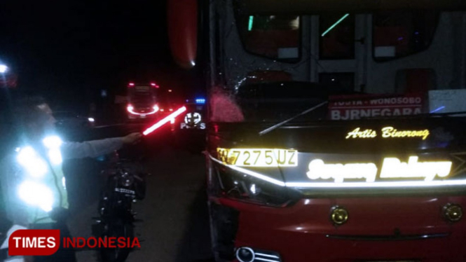 Petugas Polres Ngawi mengamankan bus Sugeng Rahayu yang terlibat kecelakaan di jalur Ngawi-Madiun. (Foto: Ardian Febri TH/TIMESIndonesia)