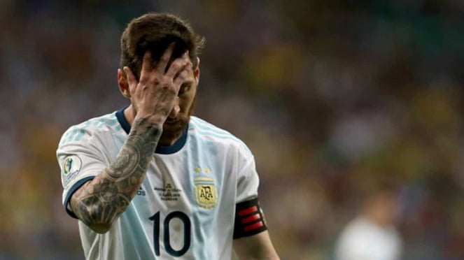 Bintang timnas Argentina, Lionel Messi tertunduk.