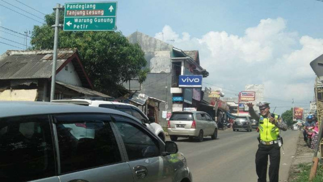 Jalur padat, polisi berlakukan sistem satu arah menuju pantai di Banten.