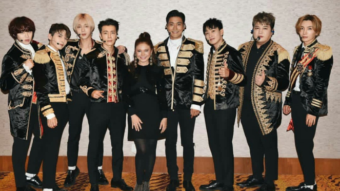 Rossa bersama Super Junior setelah konser.