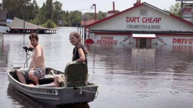 Penduduk Missouri pulang ke rumah dengan menggunakan perahu sementara air banjir terus meluap dari Sungai Mississippi.-GETTY IMAGES