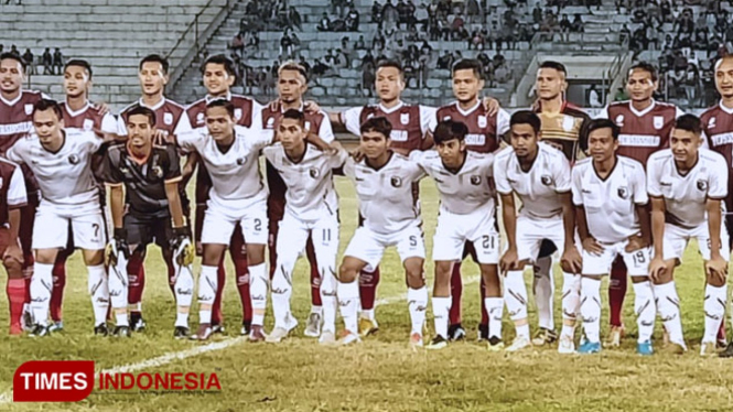 PSM Madiun (putih) ketika beruji coba denga Persi Solo (merah). (foto: Marhaban/TIMES Indonesia)