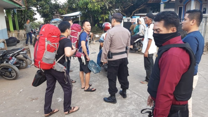 Polisi menertibkan pemalak pendaki Gunung Guntur di Garut 