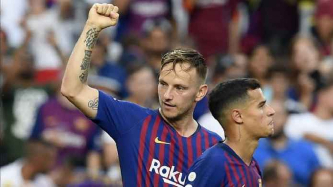 Gelandang Barcelona, Ivan Rakitic (kiri) dan Philippe Coutinho