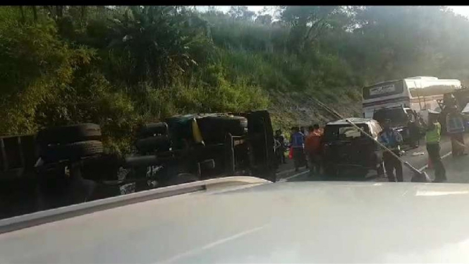 Kecelakaan sejumlah kendaraan di Tol Cipularang