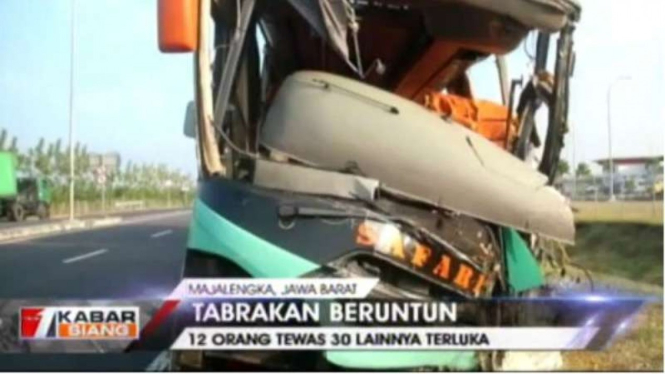 Tabrakan beruntun di Tol Cipali menyebabkan 12 orang meninggal dan 30 luka-luka.