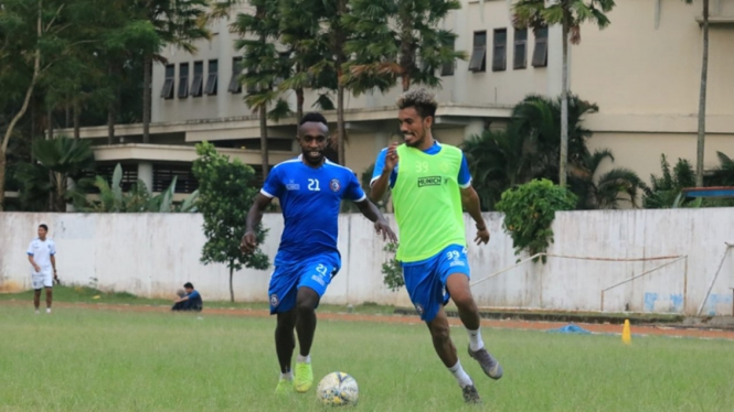 Latihan tim Arema FC.