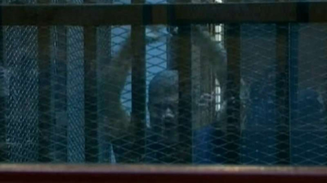 Mantan presiden Mesir, Mohamed Morsi, di belakang ruang penjara
