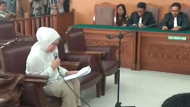 Ratna Sarumpaet membacakan pledoi di Pengadilan Negeri Jakarta Selatan