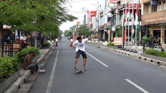 Masyarakat Yogyakarta dan sejumlah wisatawan beraktivitas di Jalan Malioboro kala jalan itu diuji coba sebagai kawasan semi-pedestrian Selasa, 18 Juni 2019.