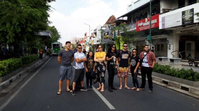 Masyarakat Yogyakarta dan sejumlah wisatawan beraktivitas di Jalan Malioboro kal