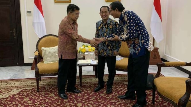 Wapres Jusuf Kalla (kiri) saat menerima Rektor ITB Kadarsah Suryadi (kanan) dan Suhono Harso.
