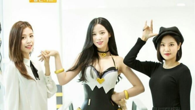 Johyun (tengah) menggunakan kostum Ahri dari game League of Legends.